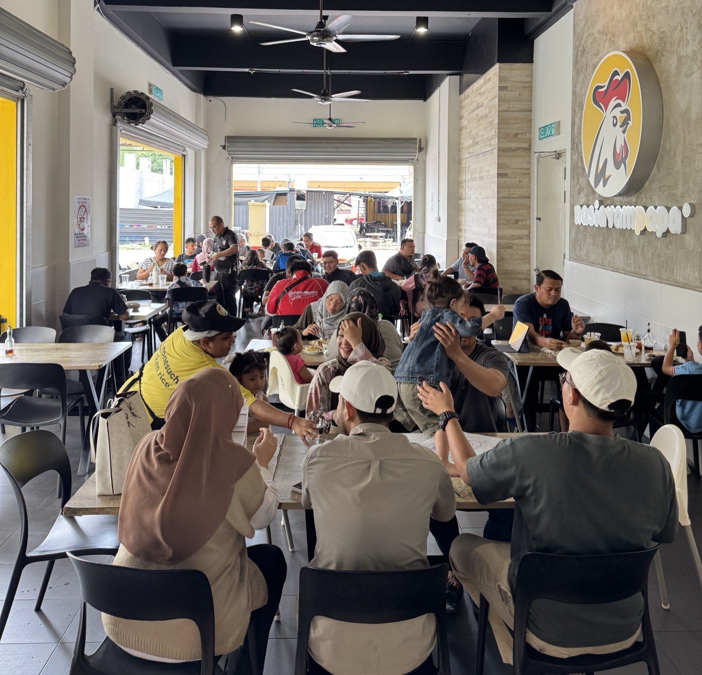 Ruang makan dalam Nasiayampapa Indera Mahkota 7