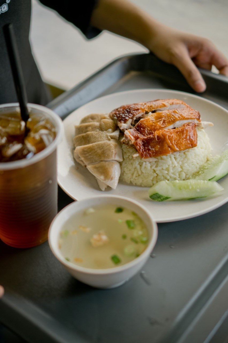 Set nasi ayam Hainan panggang dengan sup dan air