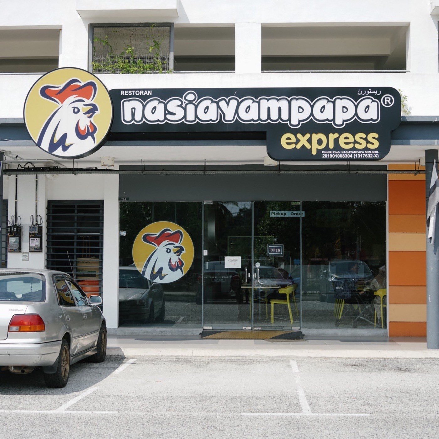 Muka kedai Nasiayampapa Express Timur Bay dari Jalan Kuantan Kemaman