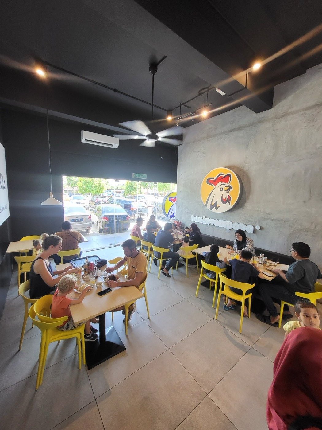 Ruang makan dalam Nasiayampapa Express Timur Bay
